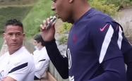姆巴佩重伤倒地，格列兹曼全队围拢祈祷，场面感人的简单介绍