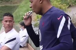 姆巴佩重伤倒地，格列兹曼全队围拢祈祷，场面感人的简单介绍