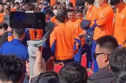 泰山重伤倒地，拜仁全队围拢祈祷，场面感人